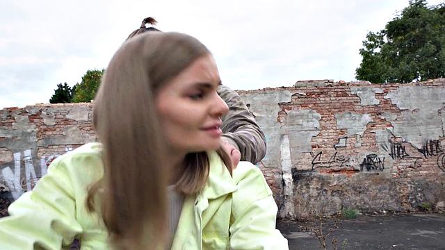 зрелая красотка в общественном месте принимает большой член в мокрую киску