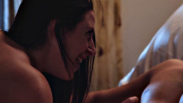 Зрелая с большими сиськами получает сперму на грудь после нежного траха