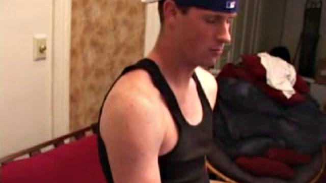 макс ууд дрочит под шортами и устроил себе фейерверк на живот
