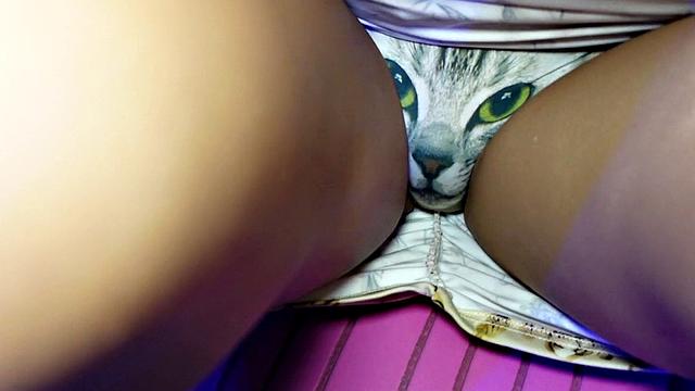 Анна из Таиланда улыбается и скачет на белом фаллосе