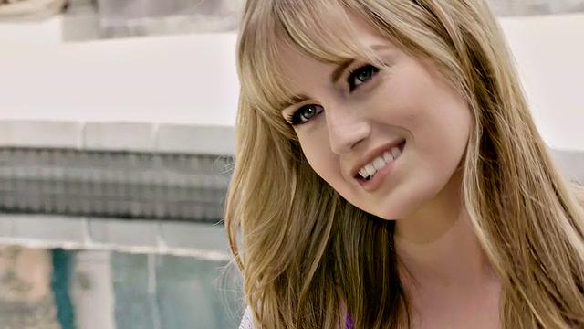 Bra-wearing cutie with small tits masturbates in the pool and gets wet