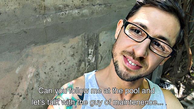 парень у бассейна и гость трахаются за деньги в отеле