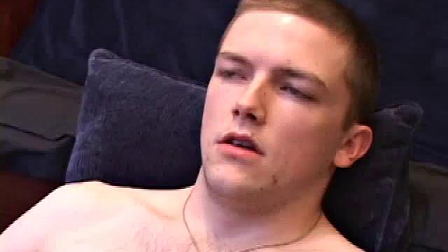 Аксель дрочит свой член на камеру, гей аматорка.