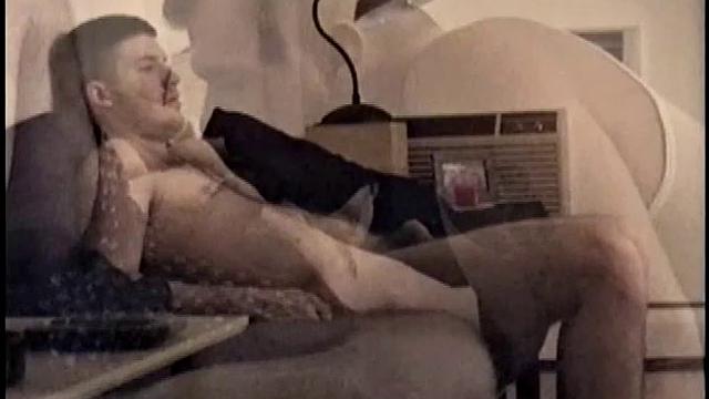 CJ случайно оказался в гостях и получает горячий гей минет с финалом на лицо.