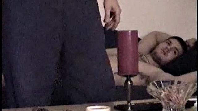 CJ случайно оказался в гостях и получает горячий гей минет с финалом на лицо.