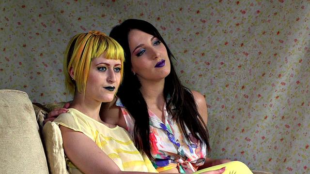 на улице в тройничке: публичная игрушка в деле без стыда