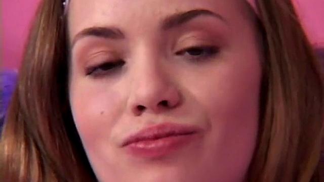 Little April бешено дрочит гладкую киску перед камерой