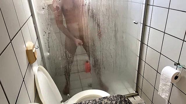 Генри Лейнс дрочит на камеру и показывает свою густую сперму