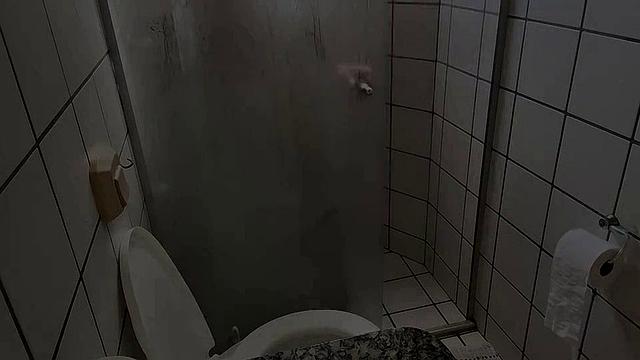 Генри Лейнс дрочит на камеру и показывает свою густую сперму