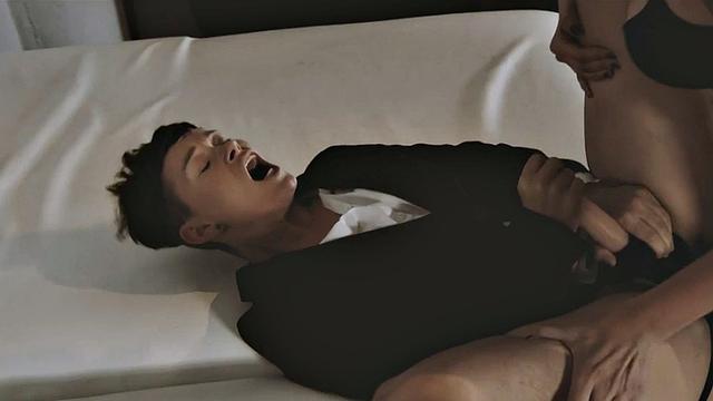 страстная лесбиянка не отпускает подругу и жарит её со страпоном