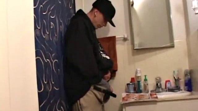 Шейн дрочит так, будто опаздывает на вечеринку