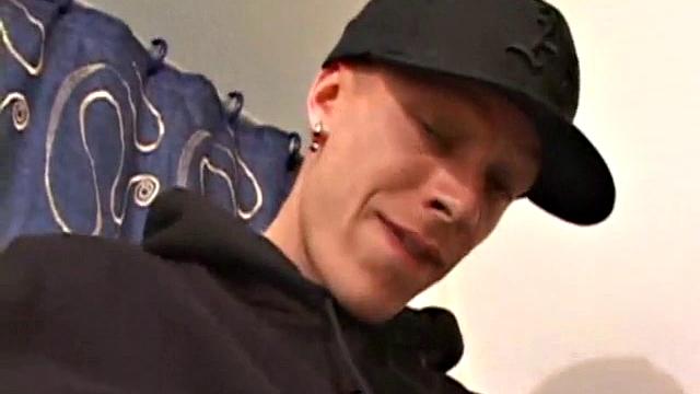 Шейн дрочит так, будто опаздывает на вечеринку