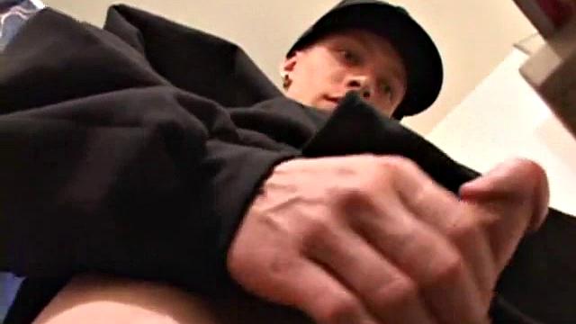 Шейн дрочит так, будто опаздывает на вечеринку