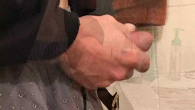 Шейн дрочит так, будто опаздывает на вечеринку