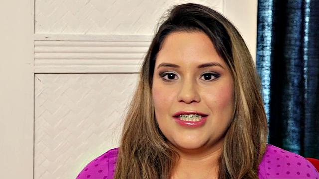 сочная латинка с большими сиськами играет у бассейна