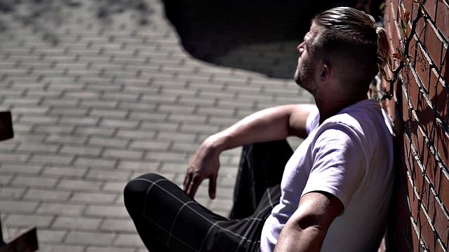 жадная брюнетка заводит парня в жарком душе