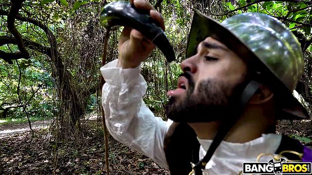 Дерик голодает в лесу, но Кiarra Nava Hoe кормит только после горячего минета на День благодарения!