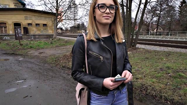 Задротка в очках раздвигает письку и веселит случайного парня