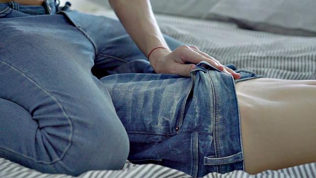 Inked boyfriend barebacking before fingering