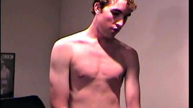 Большой Ace показывает своё хозяйство и шутит про размер, но рукам не скучно