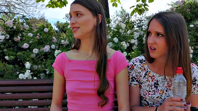 жаркая штучка в футболке ловит крепкий секс на природе - кроссовки в придачу