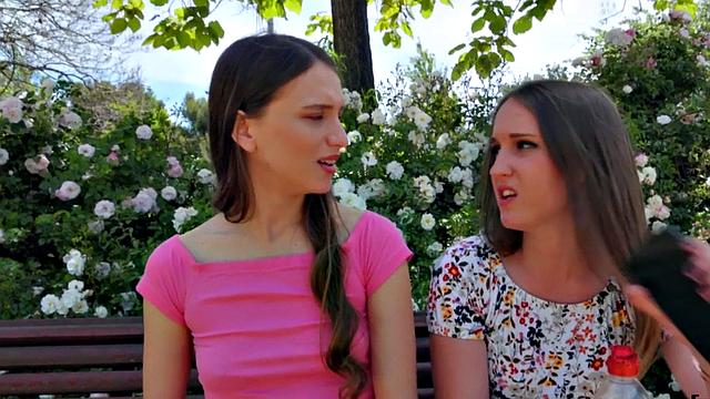 жаркая штучка в футболке ловит крепкий секс на природе - кроссовки в придачу