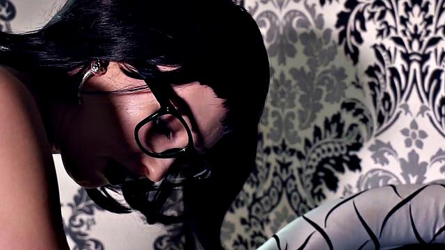 сексуальная брюнетка в очках щупает гладкую киску и любит анальные игры в сапогах