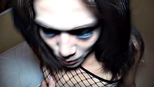 Транс-девочка Ли крутит попой и торгует телом на улице