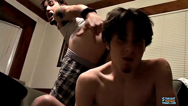 Аксель и Билли дрочат рядом, притворяя, что их это не интересно