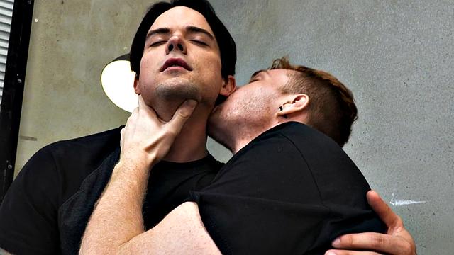 Татуированный парень лижет жопу и трахается без гондона, кончает на лицо