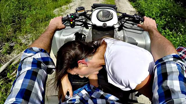 страстная траха на природе - похотливая туристка получает по полной