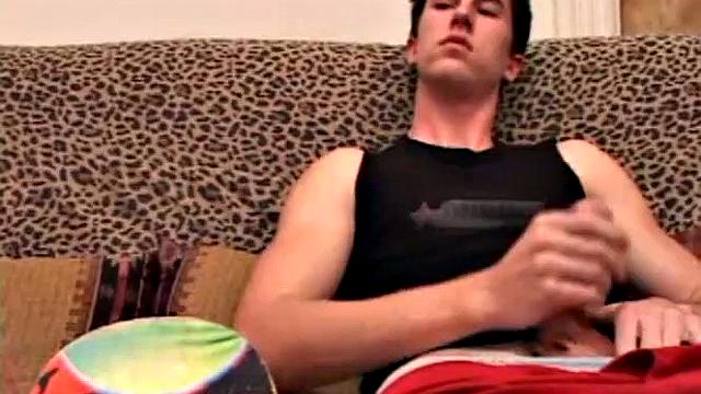 JP с массивным членом дрочит и заливает всё спермой