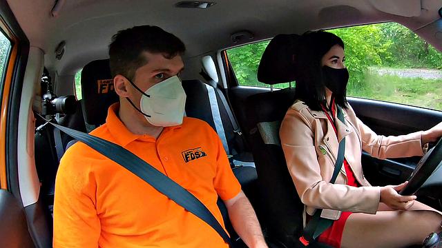 брюнетка отсасывает в машине и скачет на члене