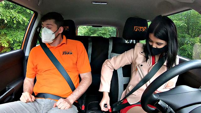 брюнетка отсасывает в машине и скачет на члене