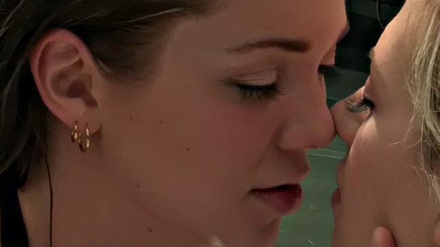 У Джесси и Эммы у бассейна только подмышки да сиськи в игре