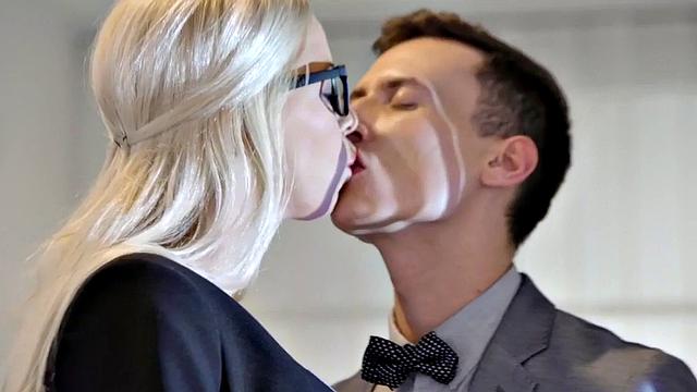 блондинка-секретарша в очках сосёт bbc и стонет, когда ей лижут киску