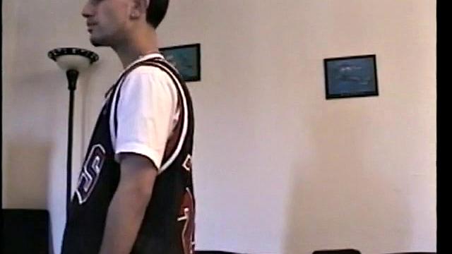 Паша тянет время, но сперма сама не выйдет - гей дрочит с иронией.