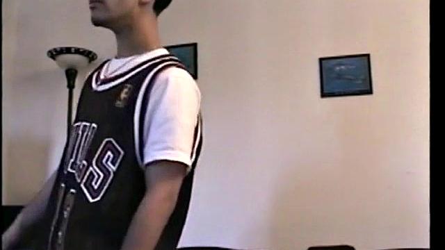 Паша тянет время, но сперма сама не выйдет - гей дрочит с иронией.