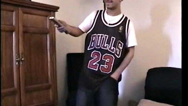 Паша тянет время, но сперма сама не выйдет - гей дрочит с иронией.