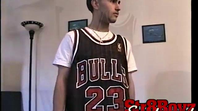 Паша тянет время, но сперма сама не выйдет - гей дрочит с иронией.