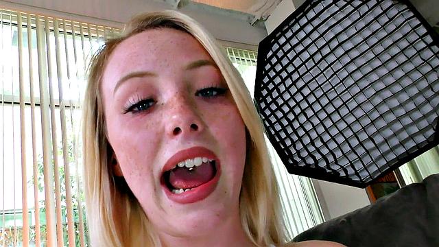 блондинка отсасывает и грязно болтает в pov