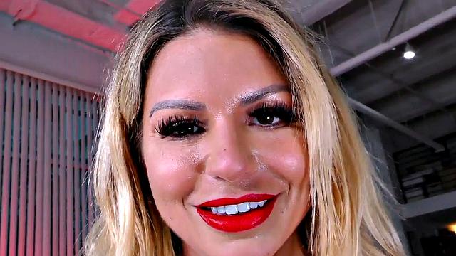 Масляная зрелка с большими сиськами дрочит хуй и грязно соблазняет