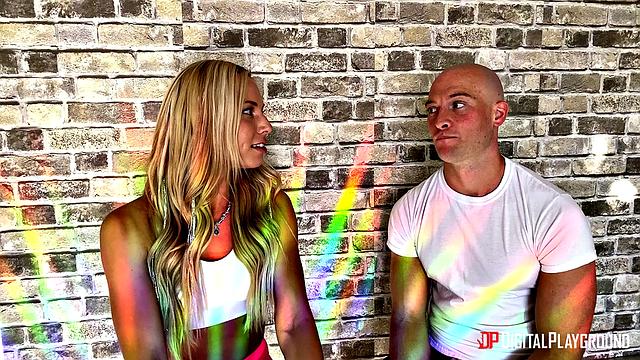 айдра заглатывает хуй зака, потом дико скачет на нём задом наперёд на диване