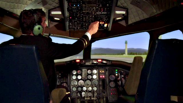 стюардесса маделин мари лечит пилота сексом и шутит с шприцем