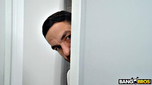 Рокси Синнер застала своего бассейщика за дрочкой и жёстко его оттрахала в душе.