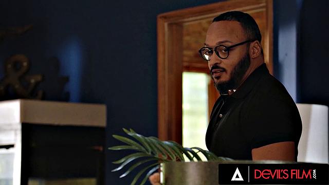 Ана Фокс застукана мужем за дрочкой на старое домашнее порно - пошли страсти по новой!