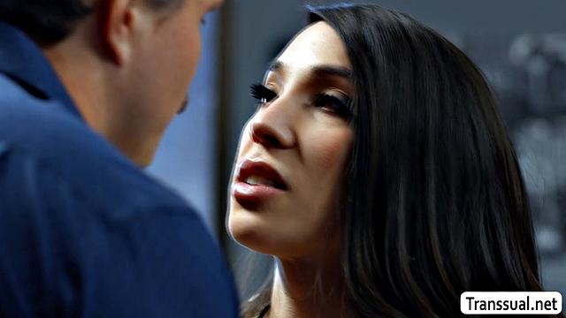 Транссексуальная начальница Кэйси Кейи страстно сосет и получает анальный секс от Робби Апплса в офисе.