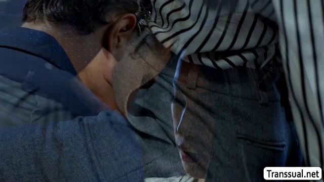 Транссексуальная начальница Кэйси Кейи страстно сосет и получает анальный секс от Робби Апплса в офисе.