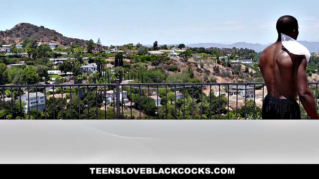 мокрая белая шалит под душем с черным жеребцом