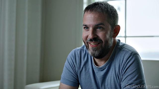 Куколд смотрит, как его жена трахается с любовником в гостиной.